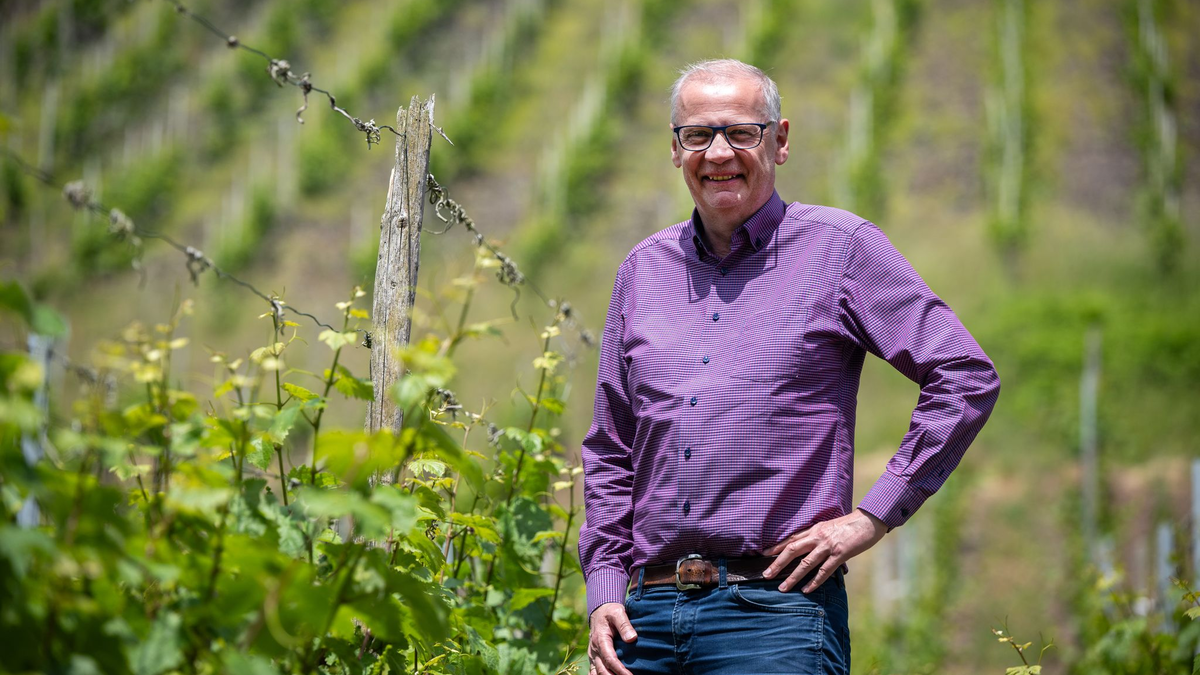 Sein Leben als Weingutsbesitzer und TV-Moderator macht ihm Spaß. - Foto: Harald Tittel/dpa