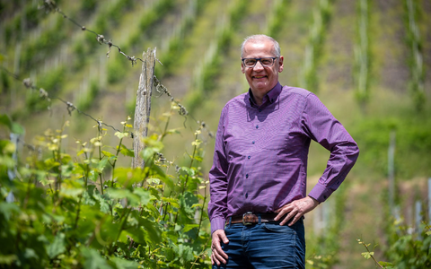 Sein Leben als Weingutsbesitzer und TV-Moderator macht ihm Spaß. - Foto: Harald Tittel/dpa