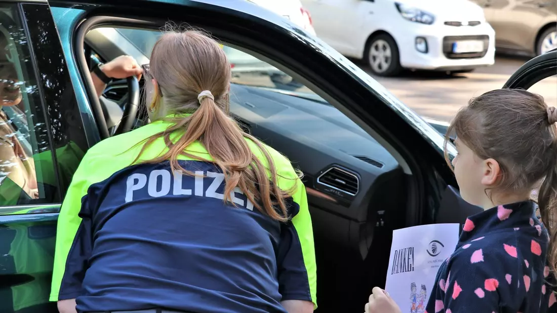 POL-NE: Verkehrsaktion: Schulkinder verteilen Dank- und Denkzettel an Autofahrer - Bild: presseportal.de