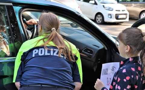 POL-NE: Verkehrsaktion: Schulkinder verteilen Dank- und Denkzettel an Autofahrer - Foto: presseportal.de POL-NE: Verkehrsaktion: Schulkinder verteilen Dank- und Denkzettel an Autofahrer - Foto: presseportal.de