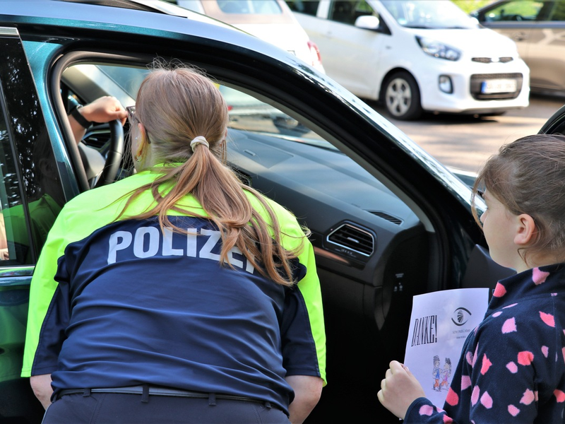 POL-NE: Verkehrsaktion: Schulkinder verteilen Dank- und Denkzettel an Autofahrer - Foto: presseportal.de