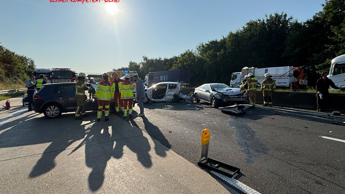 FW Frechen: Verkehrsunfall auf der A4: Sechs Verletzte - Rettungshubschrauber im Einsatz - Foto: presseportal.de