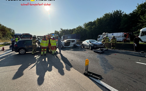 FW Frechen: Verkehrsunfall auf der A4: Sechs Verletzte - Rettungshubschrauber im Einsatz - Foto: presseportal.de