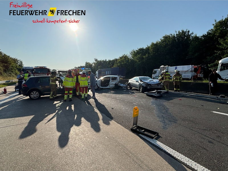 FW Frechen: Verkehrsunfall auf der A4: Sechs Verletzte - Rettungshubschrauber im Einsatz - Foto: presseportal.de