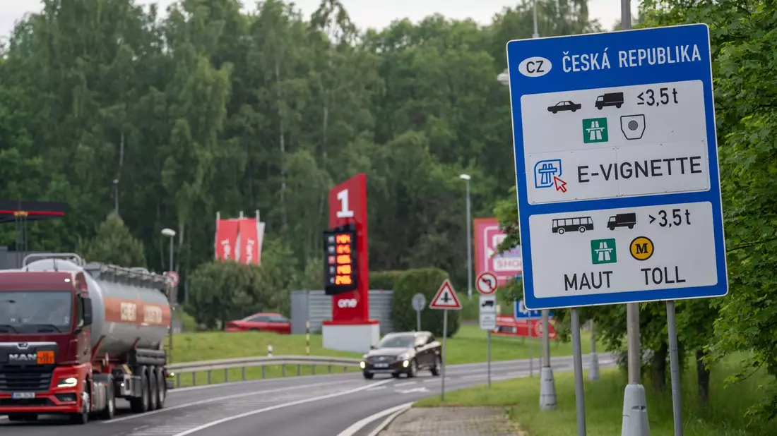 An dieser Tankstelle in Tschechien ist auch der Wechselkurs von Euro zu Kronen angegeben. - Bild: Pia Bayer/dpa