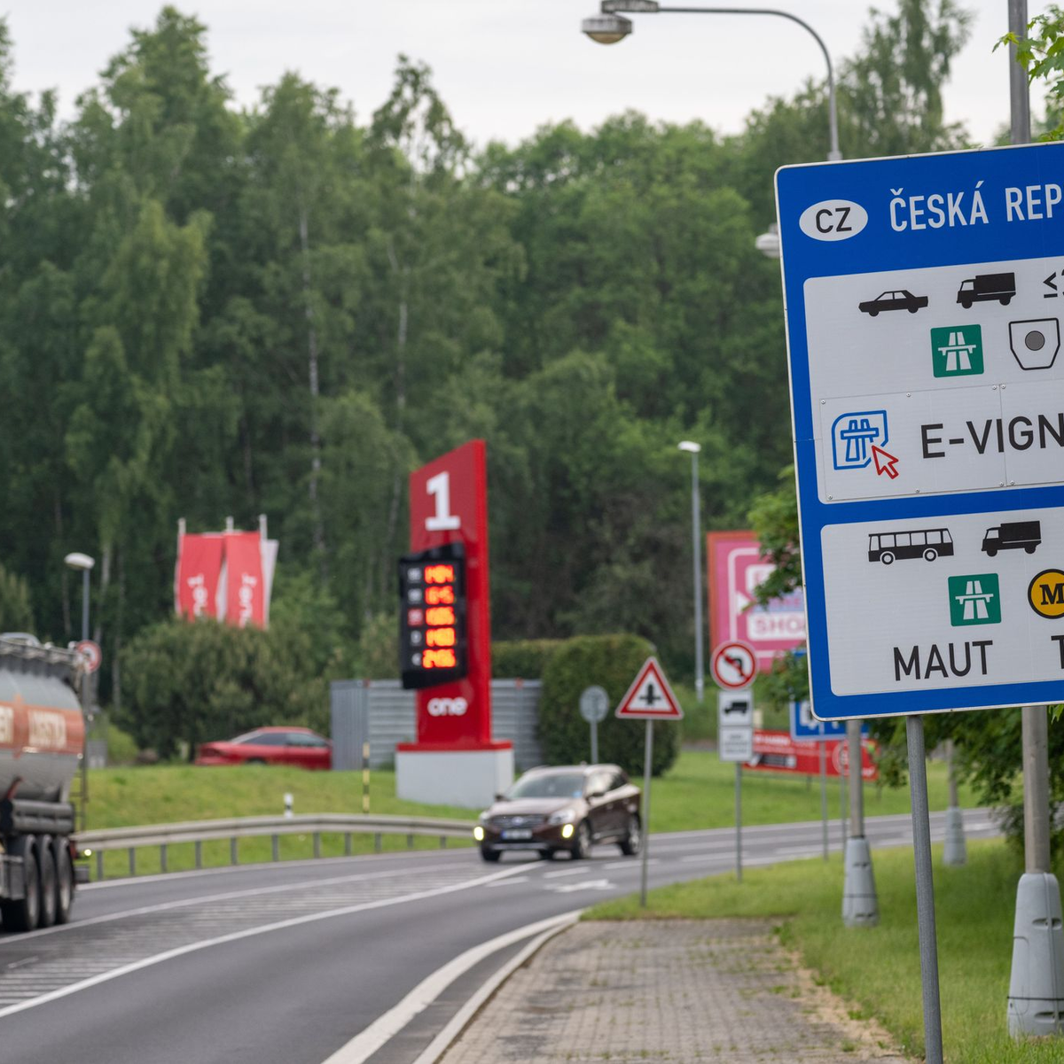 An dieser Tankstelle in Tschechien ist auch der Wechselkurs von Euro zu Kronen angegeben. - Foto: Pia Bayer/dpa