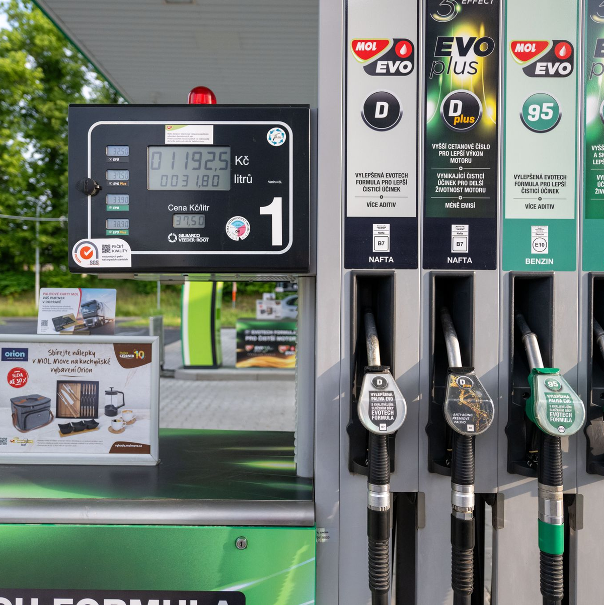 Tanken in Tschechien lohnt sich für deutsche Autofahrer. - Foto: Pia Bayer/dpa