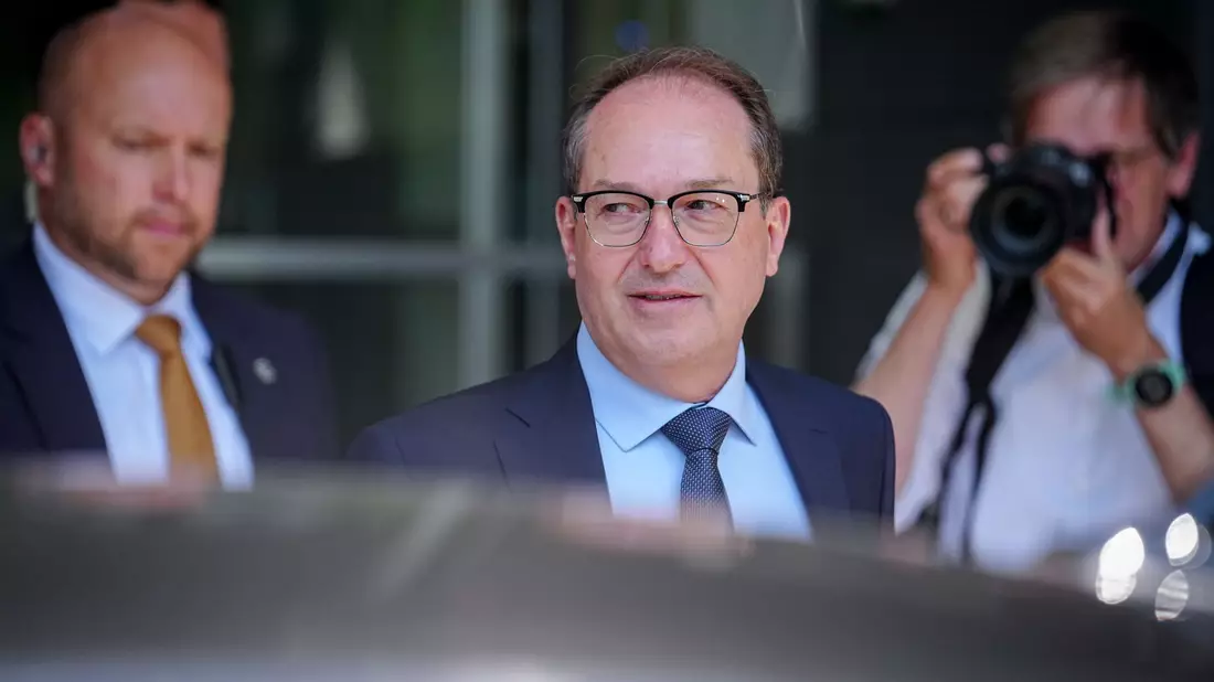 Bundesinnenminister Alexander Dobrindt (CSU) beantwortete bei der Vorstellung eines Lagebilds zur Cyberkriminalität auch Fragen zu den Grenzkontrollen. - Bild: Kay Nietfeld/dpa