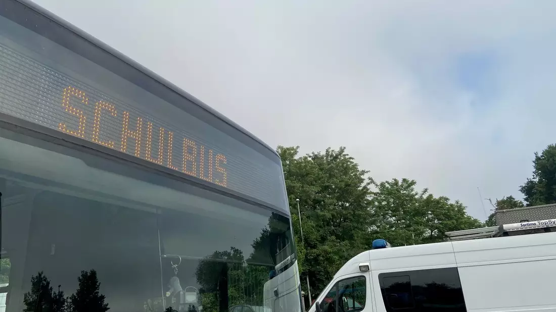 POL-PDNW: Schulbuskontrolle der Zentralen Verkehrsdienste - mehr als 50 Prozent der Fahrzeuge beanstandet - Bild: presseportal.de