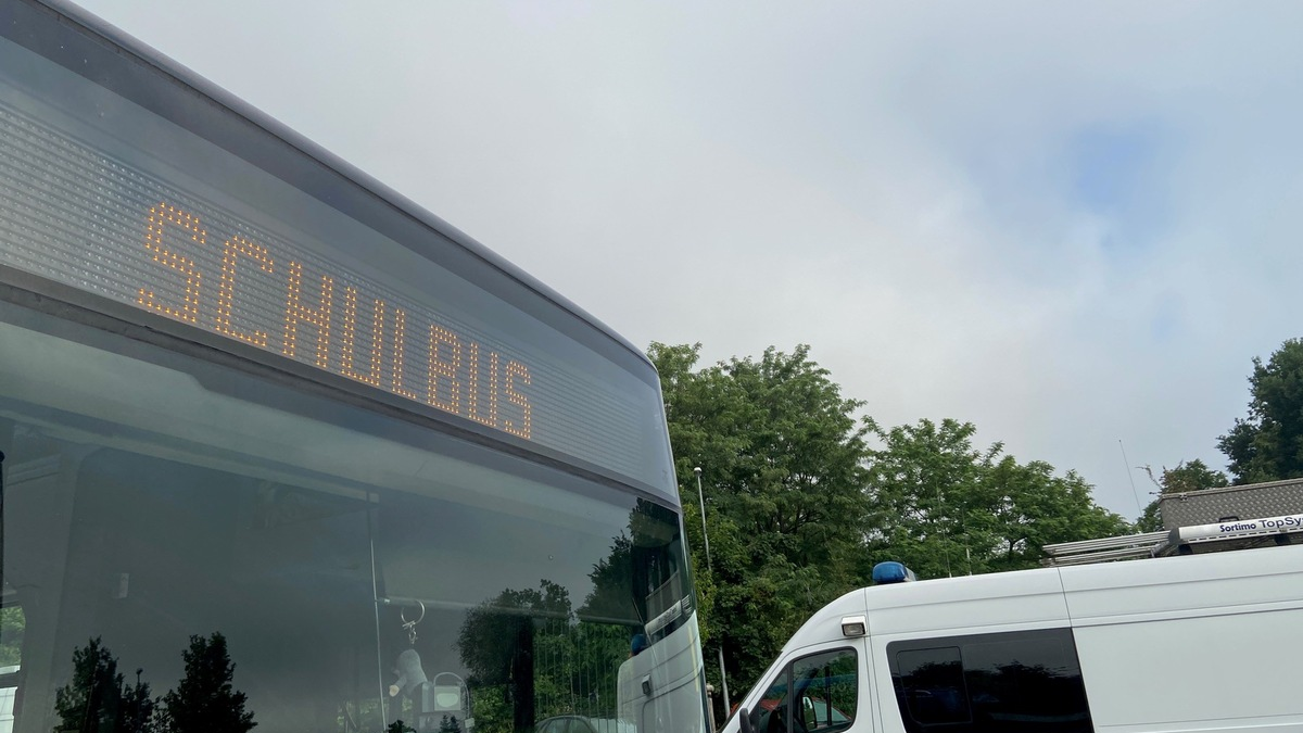 POL-PDNW: Schulbuskontrolle der Zentralen Verkehrsdienste - mehr als 50 Prozent der Fahrzeuge beanstandet - Foto: presseportal.de