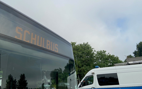 POL-PDNW: Schulbuskontrolle der Zentralen Verkehrsdienste - mehr als 50 Prozent der Fahrzeuge beanstandet - Foto: presseportal.de