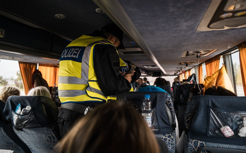 Bundespolizeidirektion München: Mehrere Tausend Euro für Schleusung gezahlt/ Bundespolizei stellt gefälschte Papiere im Fernbus sicher - Foto: presseportal.de