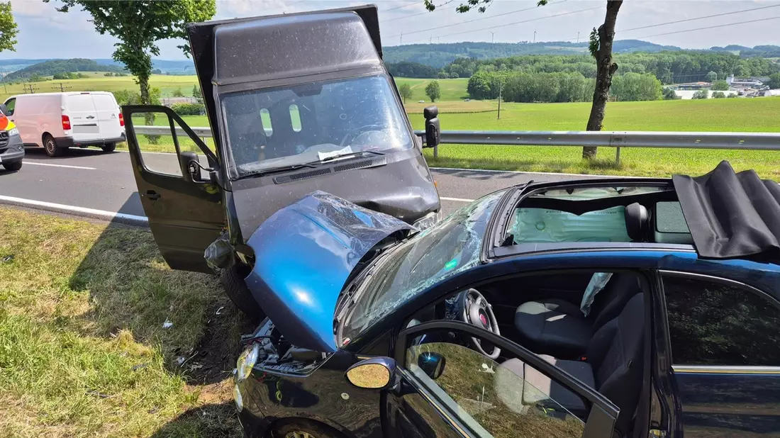 FW VG Westerburg: Verkehrsunfall im Kreuzungsbereich bei Gershasen forderte drei Verletzte - Bild: presseportal.de