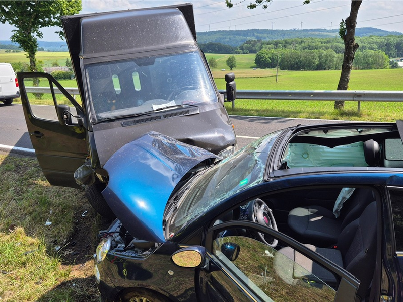 FW VG Westerburg: Verkehrsunfall im Kreuzungsbereich bei Gershasen forderte drei Verletzte - Foto: presseportal.de