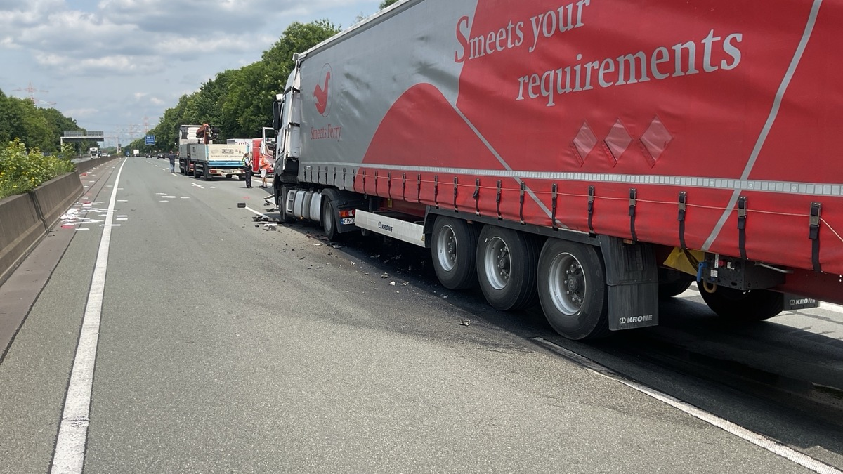 FW-DO: Verkehrsunfall zwischen drei LKW auf der A45 Fahrtrichtung Oberhausen - Foto: presseportal.de