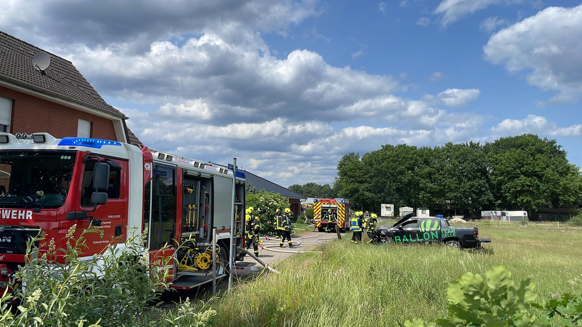 FW Wathlingen: PKW brennt unter Carport - Feuer droht auf das Gebäude überzugreifen - Foto: presseportal.de