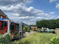 FW Wathlingen: PKW brennt unter Carport - Feuer droht auf das Gebäude überzugreifen - Foto: presseportal.de