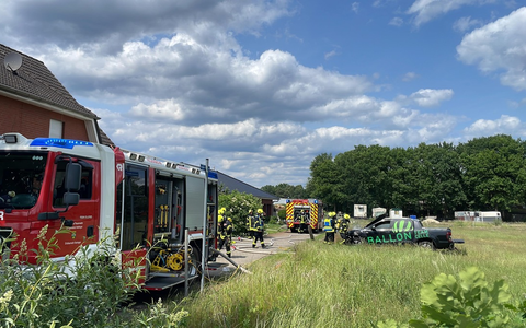 FW Wathlingen: PKW brennt unter Carport - Feuer droht auf das Gebäude überzugreifen - Foto: presseportal.de