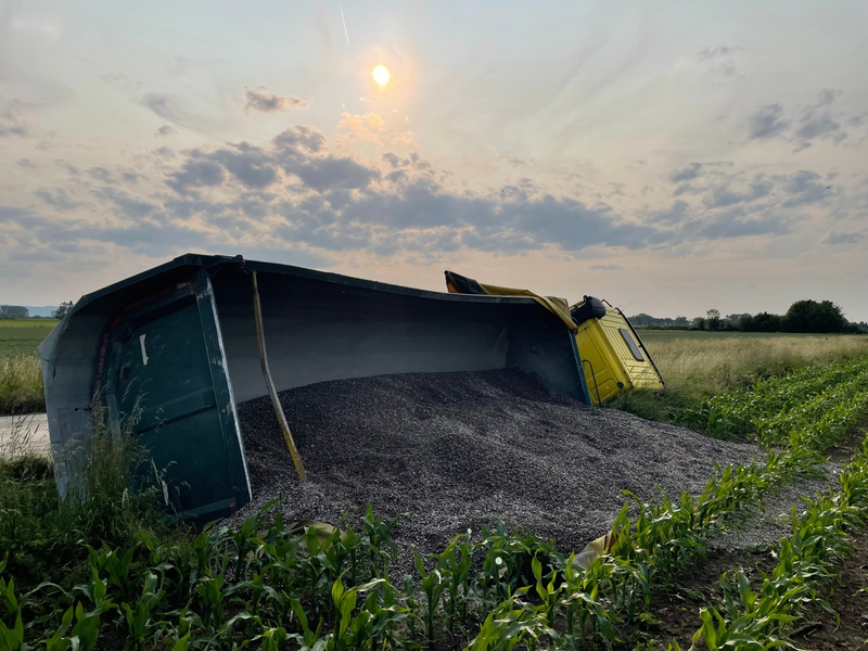 POL-HI: Rössing - Lkw kippt bei Verkehrsunfall auf Feldweg um - Foto: presseportal.de