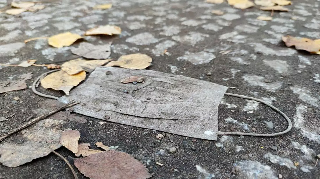 Weggeworfener Mund-Nasen-Schutz im Herbst (Archiv) - Bild: Ã¼ber dts Nachrichtenagentur