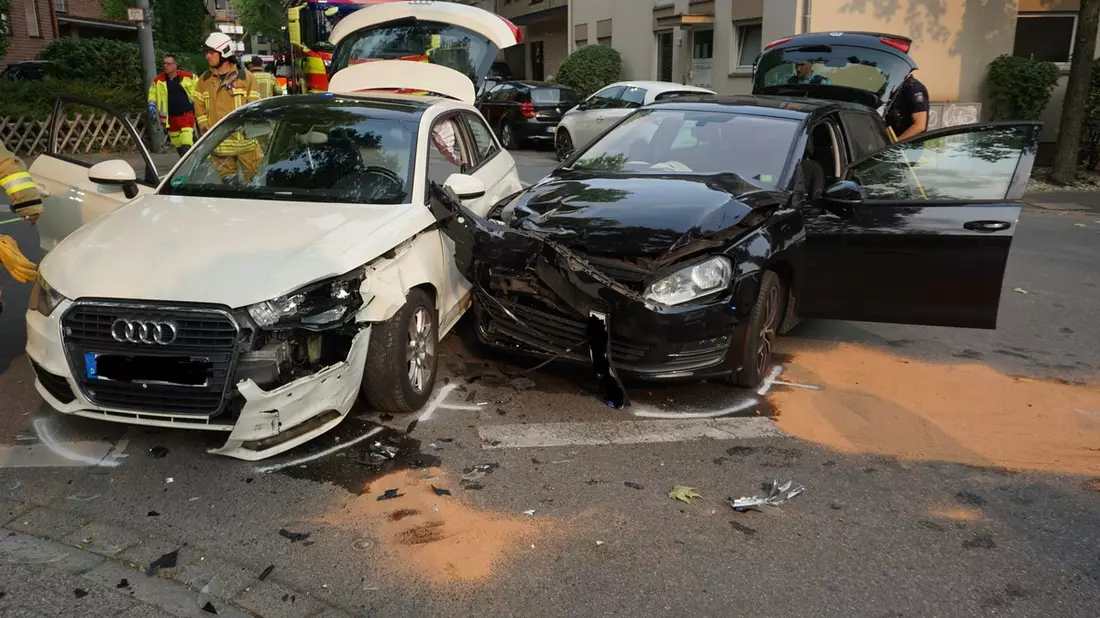FW Ratingen: Innerstädtischer Verkehrsunfall mi zwei Vefletzten - Bild: presseportal.de