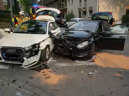 FW Ratingen: Innerstädtischer Verkehrsunfall mi zwei Vefletzten - Foto: presseportal.de