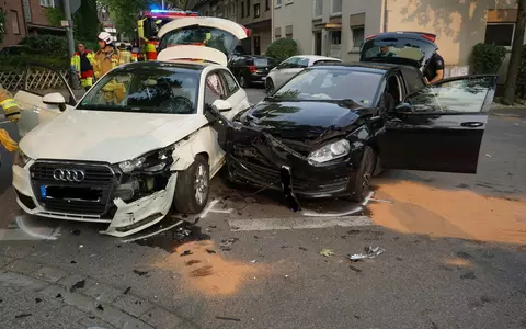 FW Ratingen: Innerstädtischer Verkehrsunfall mi zwei Vefletzten - Foto: presseportal.de