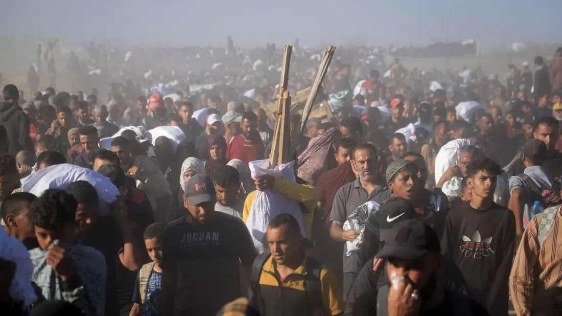 Nach palästinensischen Angaben sollen in der Nähe eines Verteilzentrums für humanitäre Hilfe wieder Menschen getötet worden sein. (Archivbild) - Bild: Mariam Dagga/AP/dpa