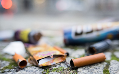 Aufgeweichte Feuerwerkskörper liegen nach Silvester auf der Straße. (Archivbild) - Foto: Sebastian Gollnow/dpa