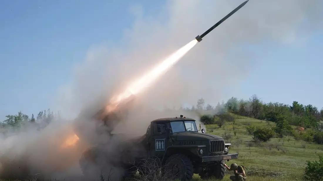 An der Front steht die Ukraine weiter stark unter Druck  - Bild: Andrii Marienko/AP/dpa