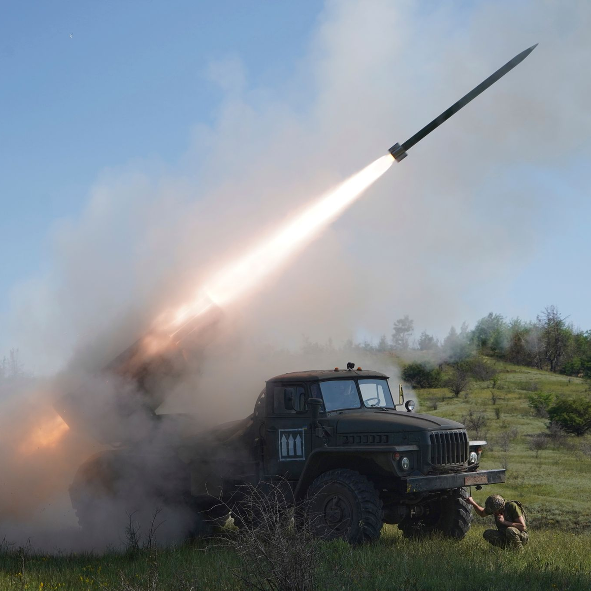 An der Front steht die Ukraine weiter stark unter Druck  - Foto: Andrii Marienko/AP/dpa