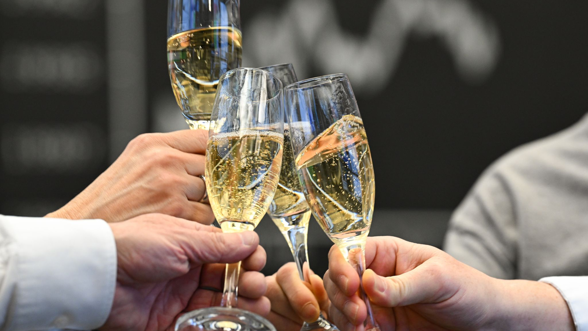 Weltweit gibt es geschätzt so viele Dollar-Millionäre wie nie. (Symbolbild) - Foto: Arne Dedert/dpa