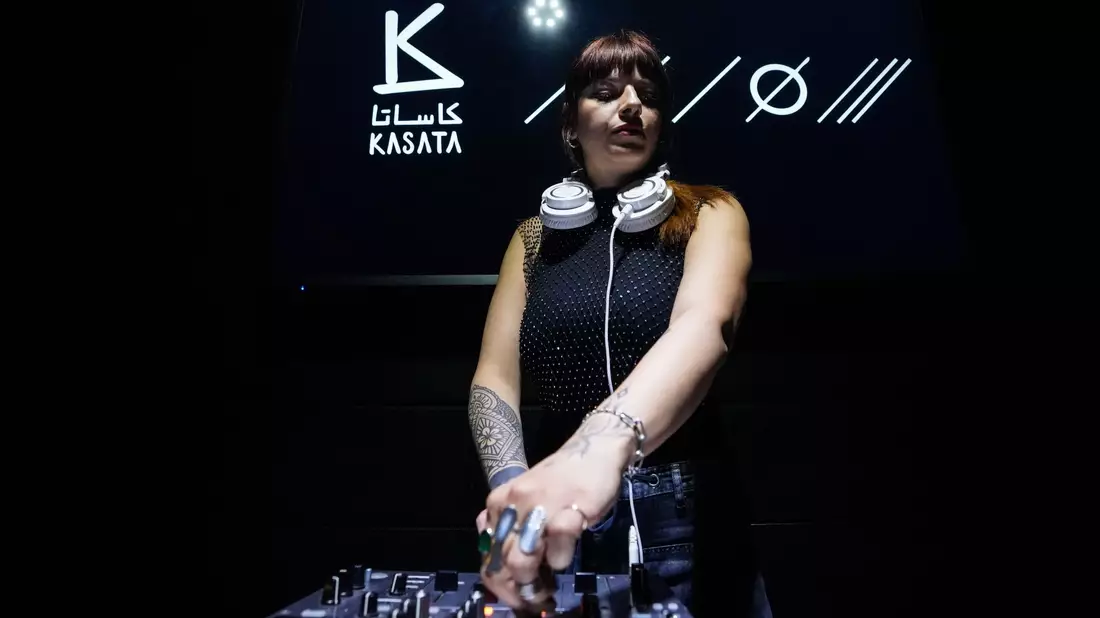 Die in Berlin lebende DJ Nuria legt in Damaskus auf. - Bild: Moawia Atrash/dpa
