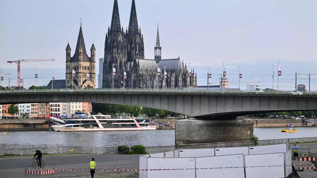 Auch viele bettlägerige Menschen müssen aus der Sperrzone gebracht werden. - Bild: Henning Kaiser/dpa