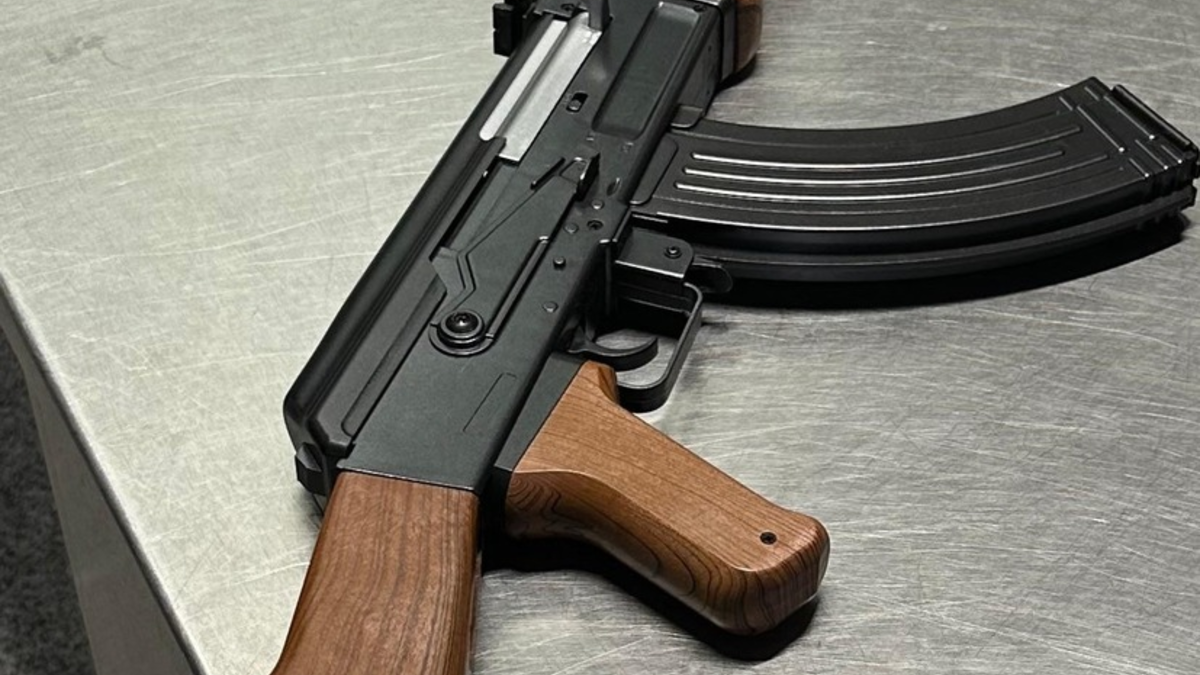 HZA-D: Mit dem Spielzeuggewehr durch den Zoll / Täuschend echte Softair Kalaschnikow führt zu Ärger beim Zoll - Foto: presseportal.de