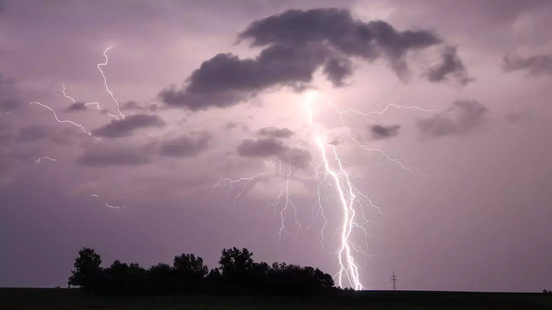 Das Wetter wird ungemütlich. Regionen in der Südhälfte müssen sich auf starke Gewitter einstellen. - Bild: Alexander Wolf/onw-images/dpa