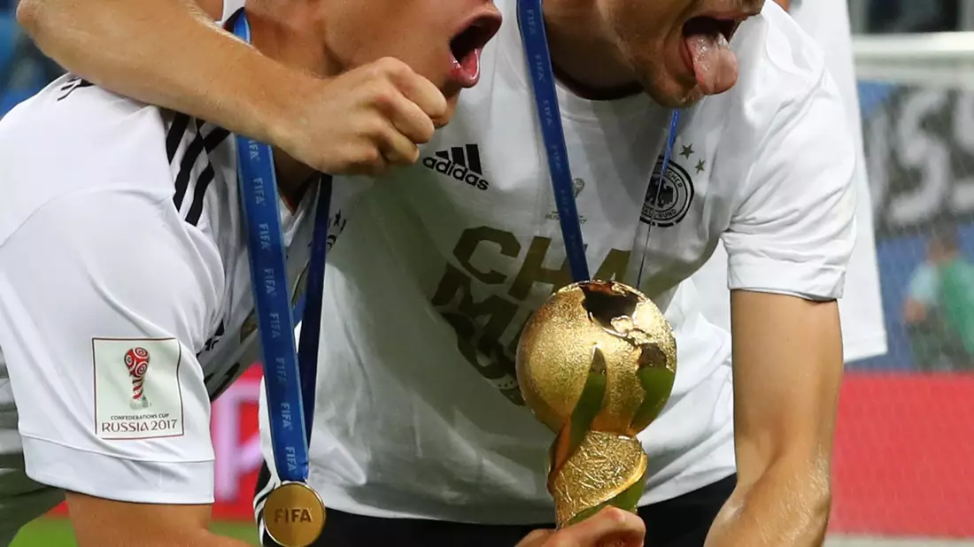 2017 holte Goretzka (r.) mit Kimmich den Confed-Cup-Pokal.  - Bild: picture alliance / Christian Charisius/dpa