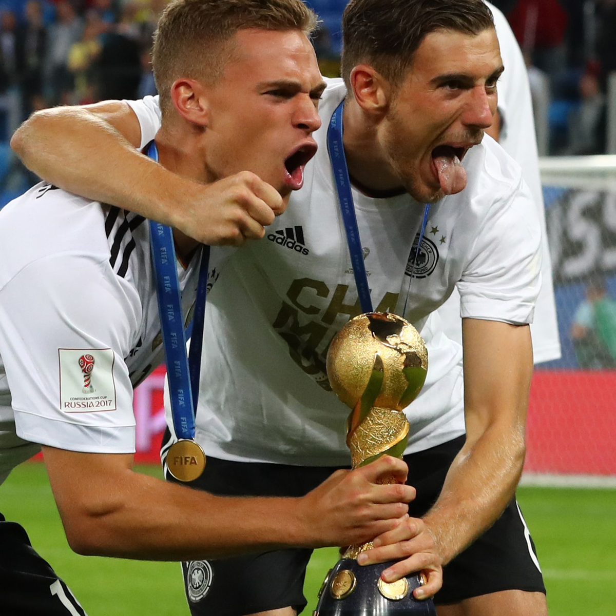 2017 holte Goretzka (r.) mit Kimmich den Confed-Cup-Pokal.  - Foto: picture alliance / Christian Charisius/dpa