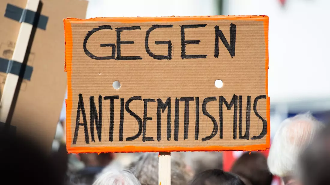 Viele Menschen in Deutschland wenden sich gegen Antisemitismus - im Alltag gibt es dennoch Tausende von Vorfällen. (Archivbild) - Bild: Christophe Gateau/dpa