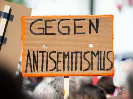 Viele Menschen in Deutschland wenden sich gegen Antisemitismus - im Alltag gibt es dennoch Tausende von Vorfällen. (Archivbild) - Foto: Christophe Gateau/dpa