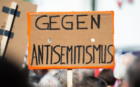 Viele Menschen in Deutschland wenden sich gegen Antisemitismus - im Alltag gibt es dennoch Tausende von VorfÀllen. (Archivbild) - Foto: Christophe Gateau/dpa Viele Menschen in Deutschland wenden sich gegen Antisemitismus - im Alltag gibt es dennoch Tausende von VorfÀllen. (Archivbild) - Foto: Christophe Gateau/dpa