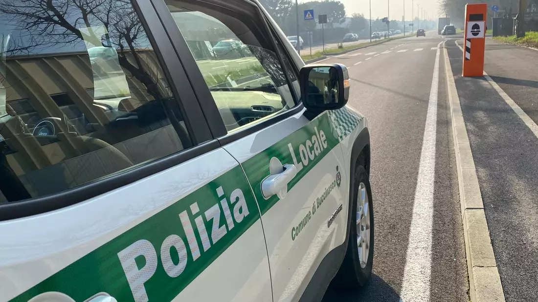 Auch vielen deutschen Urlaubern bekannt: Blitzer-Säulen in Italien. (Archivbild)  - Bild: Gemeindeverwaltung Buccinasco/dpa