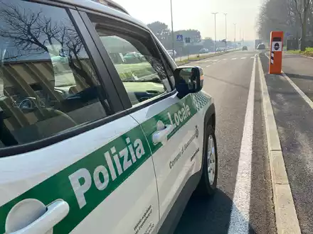 Auch vielen deutschen Urlaubern bekannt: Blitzer-Säulen in Italien. (Archivbild)  - Foto: Gemeindeverwaltung Buccinasco/dpa