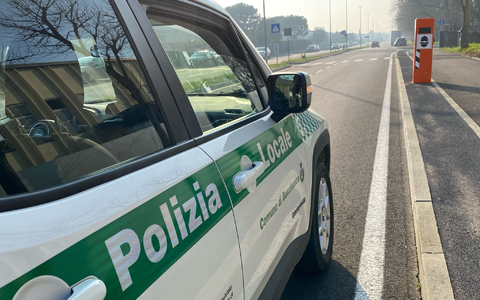 Auch vielen deutschen Urlaubern bekannt: Blitzer-Säulen in Italien. (Archivbild)  - Foto: Gemeindeverwaltung Buccinasco/dpa