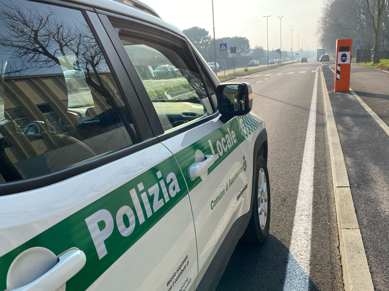 Auch vielen deutschen Urlaubern bekannt: Blitzer-Säulen in Italien. (Archivbild)  - Foto: Gemeindeverwaltung Buccinasco/dpa