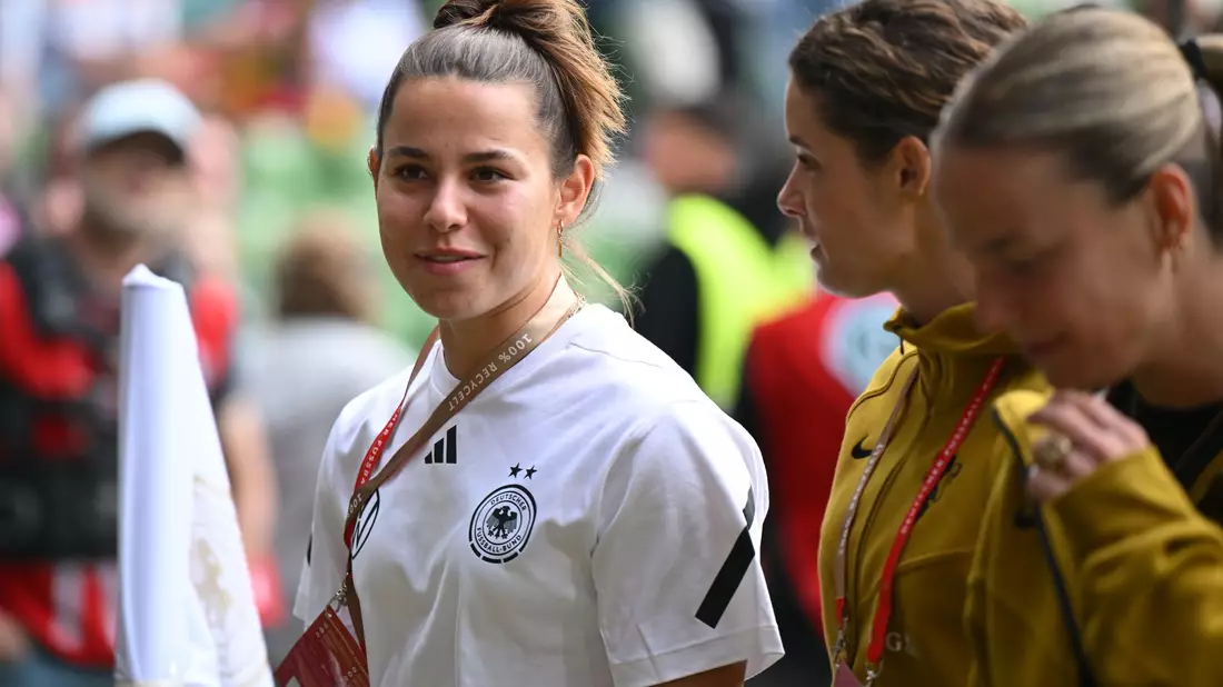 Lena Oberdorf (l) schafft es nach langer Verletzungspause nicht mehr zur EM. - Bild: Carmen Jaspersen/dpa