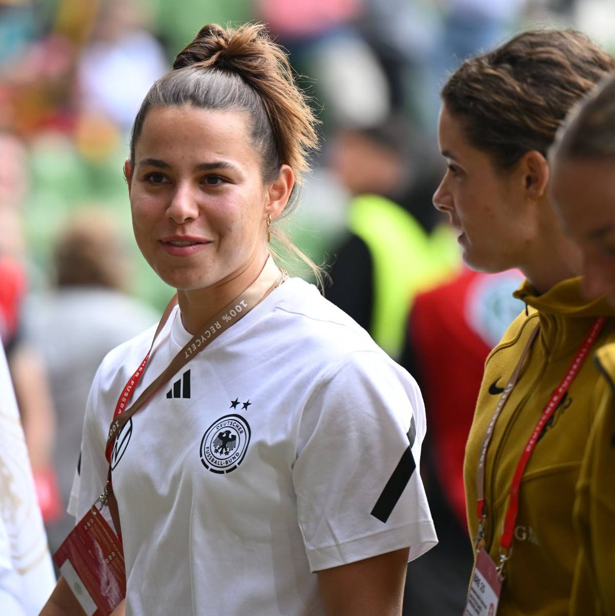 Lena Oberdorf (l) schafft es nach langer Verletzungspause nicht mehr zur EM. - Foto: Carmen Jaspersen/dpa