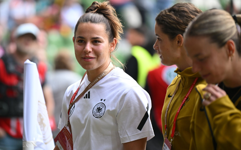 Lena Oberdorf (l) schafft es nach langer Verletzungspause nicht mehr zur EM. - Foto: Carmen Jaspersen/dpa