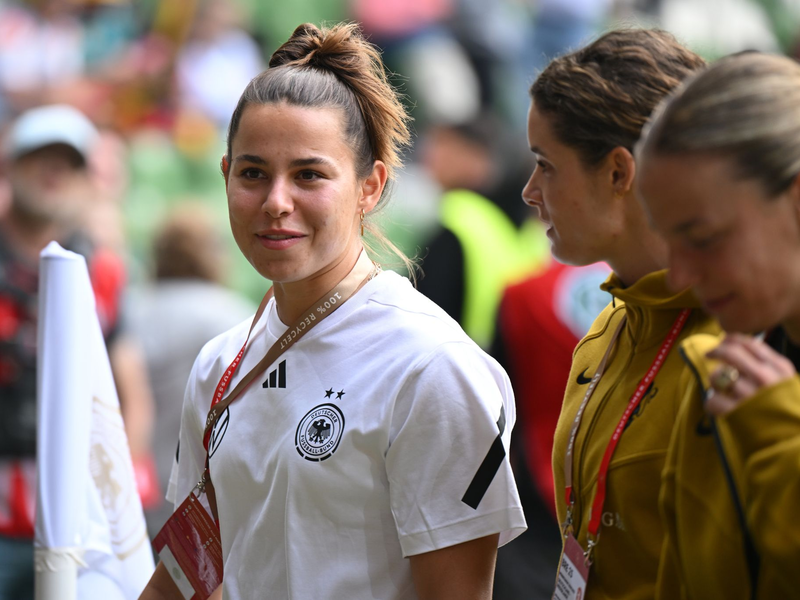 Lena Oberdorf (l) schafft es nach langer Verletzungspause nicht mehr zur EM. - Foto: Carmen Jaspersen/dpa