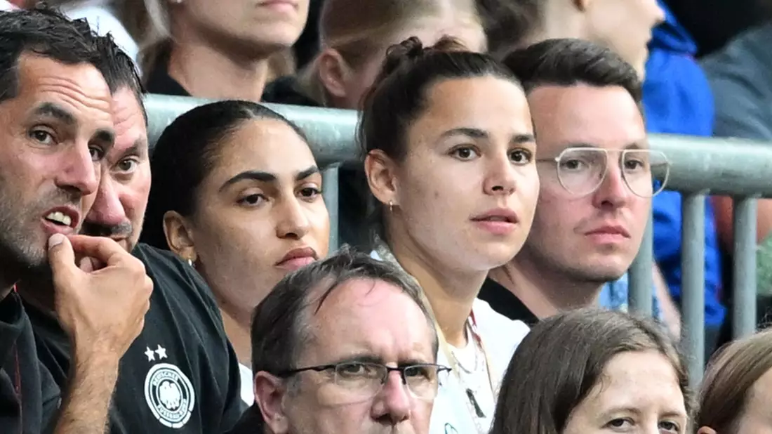 Lena Oberdorf ist bei der EM nur Zuschauerin - Bild: Carmen Jaspersen/dpa